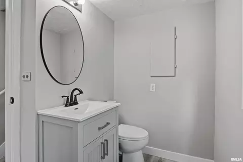 Bath - 28 Bel Aire Dr, Springfield, IL 62703 photo 4 of 4