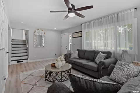 Living - 28 Bel Aire Dr, Springfield, IL 62703 photo 2 of 7