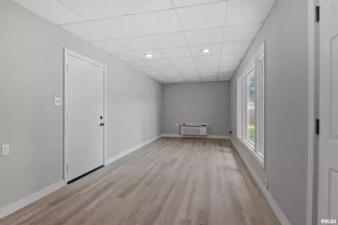 Living - 28 Bel Aire Dr, Springfield, IL 62703 photo 3 of 7