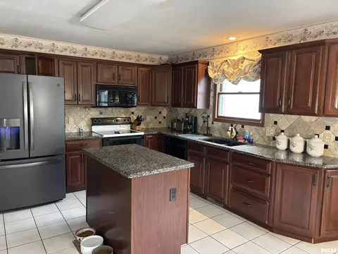 Kitchen - 3016 Sequoia Dr, Springfield, IL 62712 photo 2 of 3
