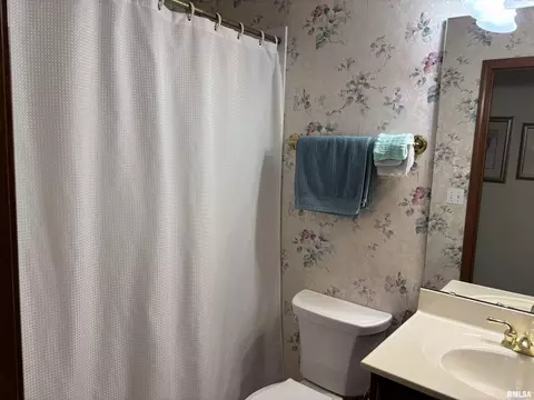 Bath - 3016 Sequoia Dr, Springfield, IL 62712 photo 1 of 4