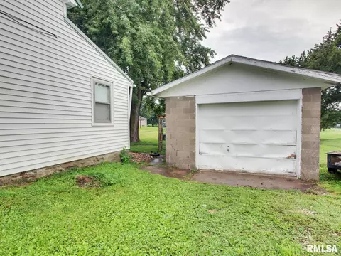 Exterior - 501 N Chestnut St, Mendon, IL 62351 photo 3 of 4