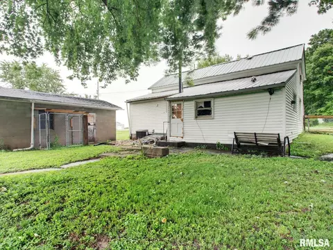Exterior - 501 N Chestnut St, Mendon, IL 62351 photo 2 of 4