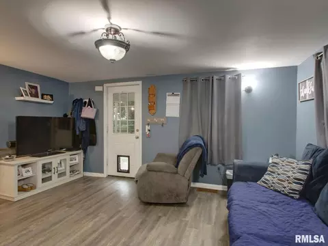 Living - 501 N Chestnut St, Mendon, IL 62351 photo 2 of 3