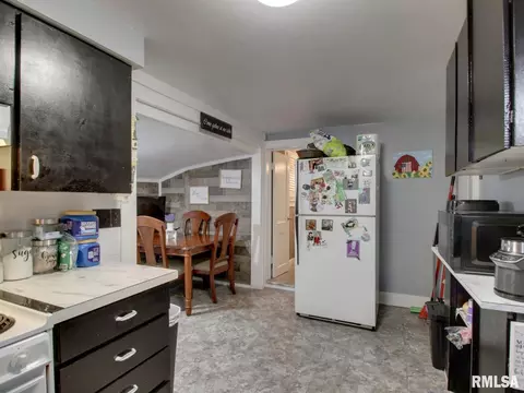 Kitchen - 501 N Chestnut St, Mendon, IL 62351 photo 4 of 4