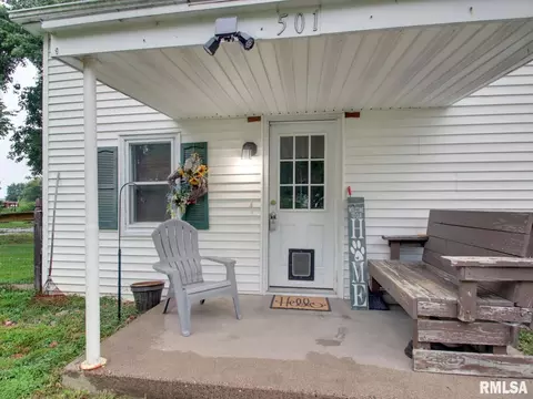 Exterior - 501 N Chestnut St, Mendon, IL 62351 photo 1 of 4