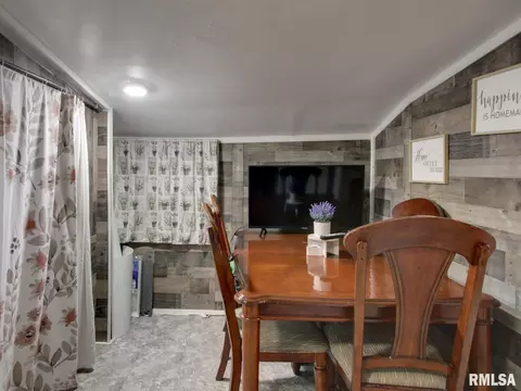 Dining - 501 N Chestnut St, Mendon, IL 62351 photo 1 of 1