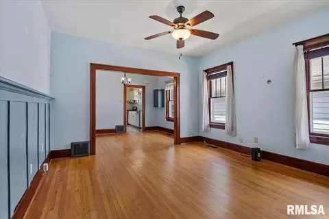 Living - 1725 Holmes Ave, Springfield, IL 62704 photo 2 of 6