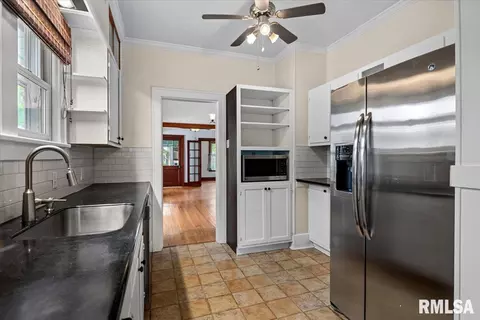 Kitchen - 1725 Holmes Ave, Springfield, IL 62704 photo 3 of 3