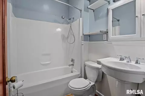 Bath - 1725 Holmes Ave, Springfield, IL 62704 photo 1 of 1