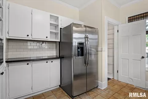 Kitchen - 1725 Holmes Ave, Springfield, IL 62704 photo 2 of 3