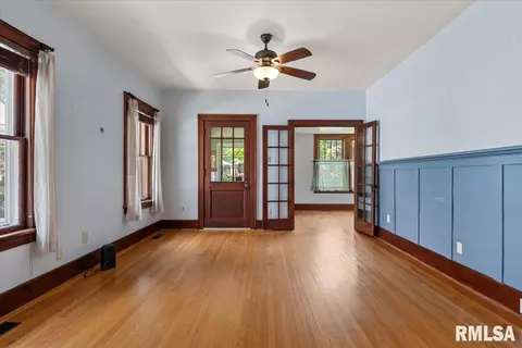 Living - 1725 Holmes Ave, Springfield, IL 62704 photo 3 of 6