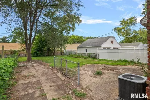 Exterior - 1609 S 4th St, Springfield, IL 62703 photo 4 of 8