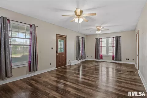Living - 1609 S 4th St, Springfield, IL 62703 photo 3 of 4