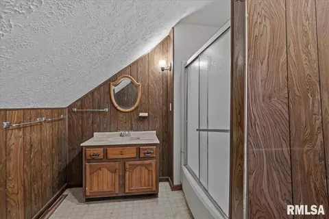 Bath - 1609 S 4th St, Springfield, IL 62703 photo 2 of 3