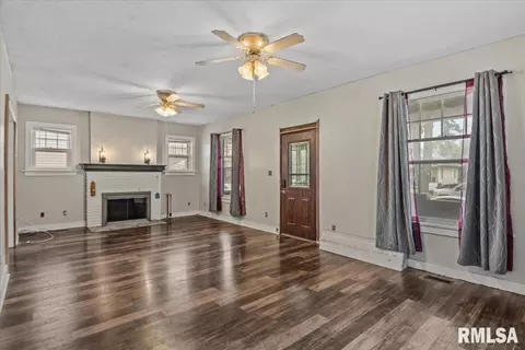 Living - 1609 S 4th St, Springfield, IL 62703 photo 2 of 4