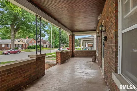Exterior - 1609 S 4th St, Springfield, IL 62703 photo 3 of 8