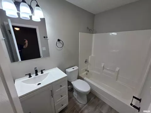 Bath - 3357 S 3rd St, Springfield, IL 62703 photo 3 of 4