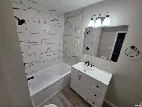Bath - 3357 S 3rd St, Springfield, IL 62703 photo 2 of 4