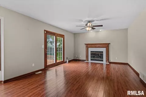 Living - 4517 Santa Clara Dr, Springfield, IL 62711 photo 3 of 4