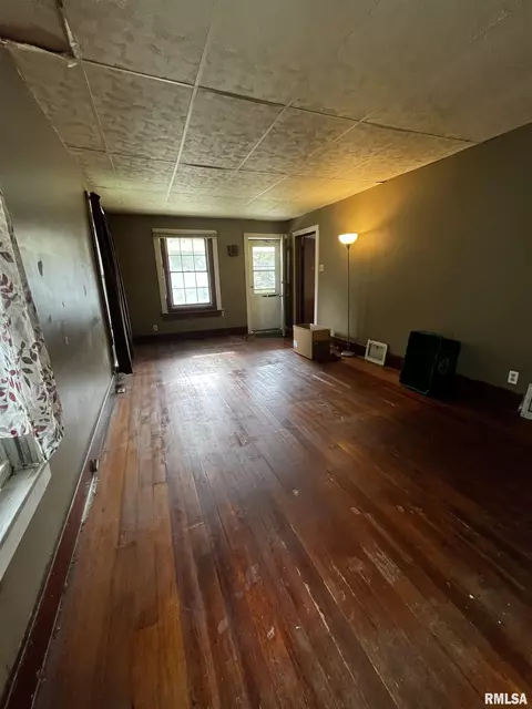 Living - 2824 S 16th St, Springfield, IL 62703 photo 2 of 3