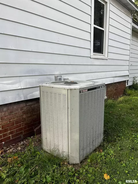 Exterior - 2824 S 16th St, Springfield, IL 62703 photo 6 of 6
