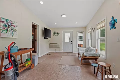 Entry Way - 220 N Koke Mill Rd, Springfield, IL 62711 photo 3 of 10