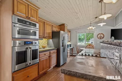 Kitchen - 220 N Koke Mill Rd, Springfield, IL 62711 photo 4 of 5