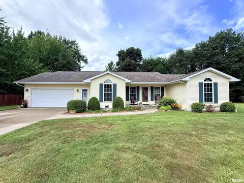 7 Carol Ct, Taylorville, IL 62568