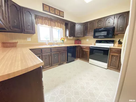 Kitchen - 106 White Pine Dr, Springfield, IL 62707 photo 1 of 2