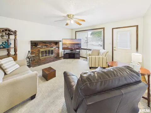 Living - 3029 Selkirk Rd, Springfield, IL 62702 photo 2 of 3
