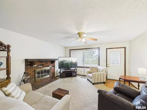 Living - 3029 Selkirk Rd, Springfield, IL 62702 photo 3 of 3