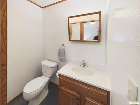 Bath - 3029 Selkirk Rd, Springfield, IL 62702 photo 2 of 2