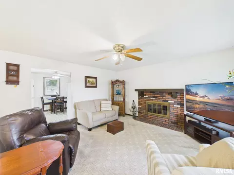 Living - 3029 Selkirk Rd, Springfield, IL 62702 photo 1 of 3