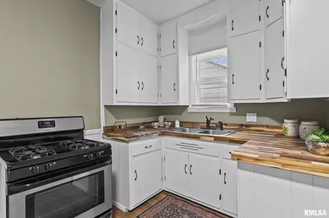 Kitchen - 2065 N 8th St, Springfield, IL 62702 photo 3 of 4