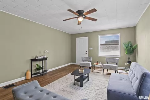 Living - 2065 N 8th St, Springfield, IL 62702 photo 2 of 3
