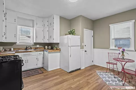 Kitchen - 2065 N 8th St, Springfield, IL 62702 photo 4 of 4