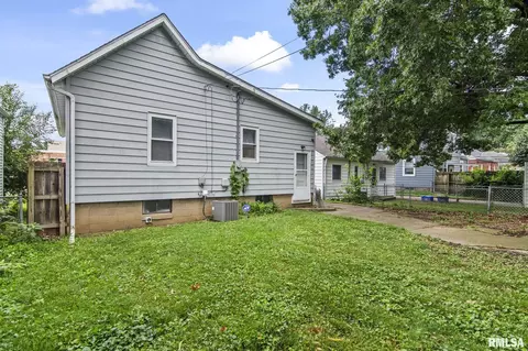 Exterior - 2065 N 8th St, Springfield, IL 62702 photo 5 of 7