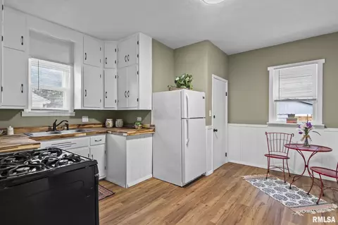 Kitchen - 2065 N 8th St, Springfield, IL 62702 photo 2 of 4