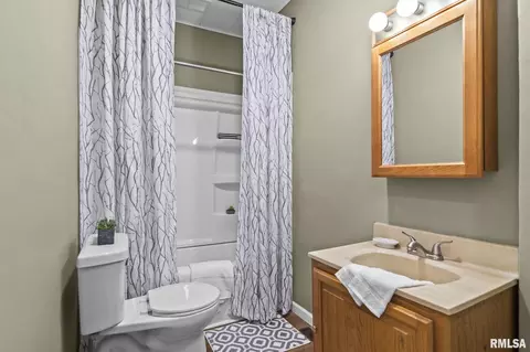 Bath - 2065 N 8th St, Springfield, IL 62702 photo 1 of 1