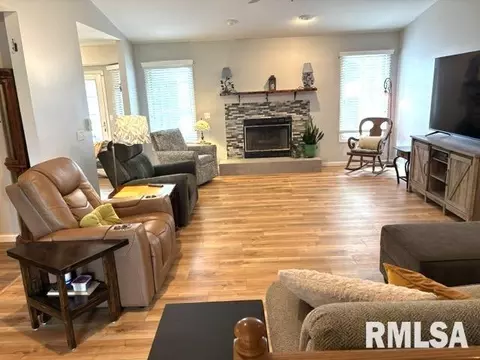 Living - 4528 Barrington Dr, Springfield, IL 62711 photo 2 of 4