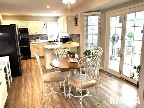 Kitchen - 4528 Barrington Dr, Springfield, IL 62711 photo 2 of 10