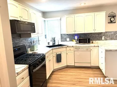Kitchen - 4528 Barrington Dr, Springfield, IL 62711 photo 9 of 10