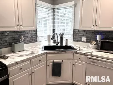 Kitchen - 4528 Barrington Dr, Springfield, IL 62711 photo 10 of 10