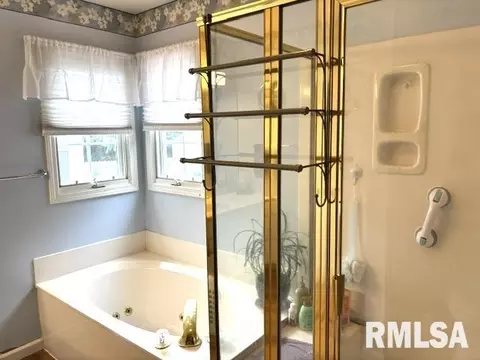 Bath - 4528 Barrington Dr, Springfield, IL 62711 photo 3 of 6