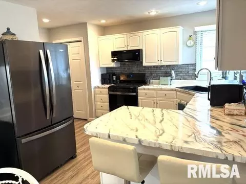 Kitchen - 4528 Barrington Dr, Springfield, IL 62711 photo 8 of 10