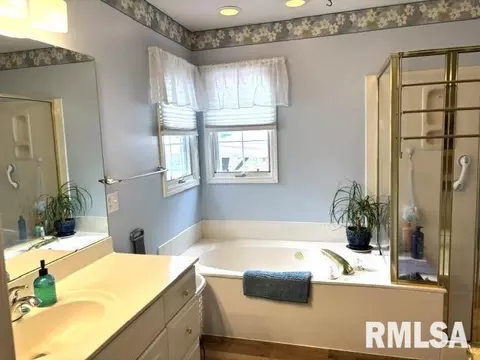 Bath - 4528 Barrington Dr, Springfield, IL 62711 photo 1 of 6