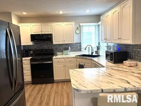 Kitchen - 4528 Barrington Dr, Springfield, IL 62711 photo 7 of 10