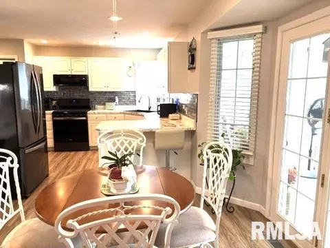 Kitchen - 4528 Barrington Dr, Springfield, IL 62711 photo 3 of 10