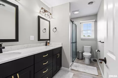 Bath - 2721 Dickens Dr, Springfield, IL 62711 photo 4 of 6
